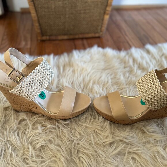 Jessica Simpson cream with gold detail and crochet arch wedges- Size 8 - Picture 2 of 6